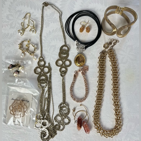 Fashion Jewelry Gold Tone Jewelry Lot Necklaces Bracelets Earrings Brooches Set - Picture 6 of 13